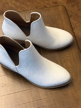 Boutique by Corkys white Leopard boots size 7